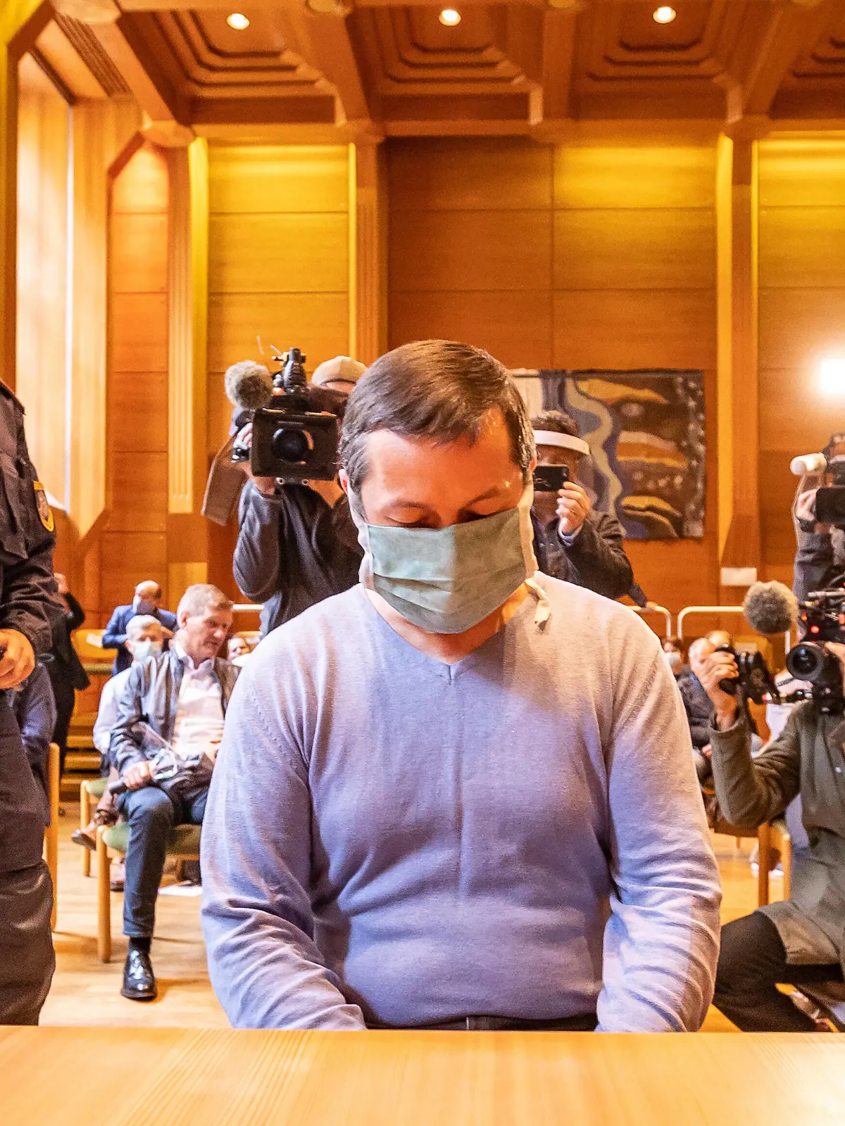  Innsbruck 09.06.2020, Landesgericht, Innsbruck, AUT, Mordprozess gegen 43-jaehrigen rumaenischen Fernfahrer im Fall Lucile. Die Leiche der Franzoesischen Austauschstudentin, die im Rahmen eines Auslandssemesters in Kufstein studiert hatte, war am 12. Jaenner 2014 von Polizisten am Ufer des Inn entdeckt worden, im Bild angeklagte rumaenische Fernfahrer Catalin C. // the accused Romanian truck driver Catalin C during the murder trial of a 43-year-old Romanian truck driver in the case Lucile K. The body of the French exchange student, who had studied in Kufstein during a semester abroad, was discovered on January 12, 2014 by police officers on the banks of the Inn. Landesgericht in Innsbruck, Austria on 2020/06/09. *** Innsbruck 09 06 2020, Re PUBLICATIONxNOTxINxAUT EPgro