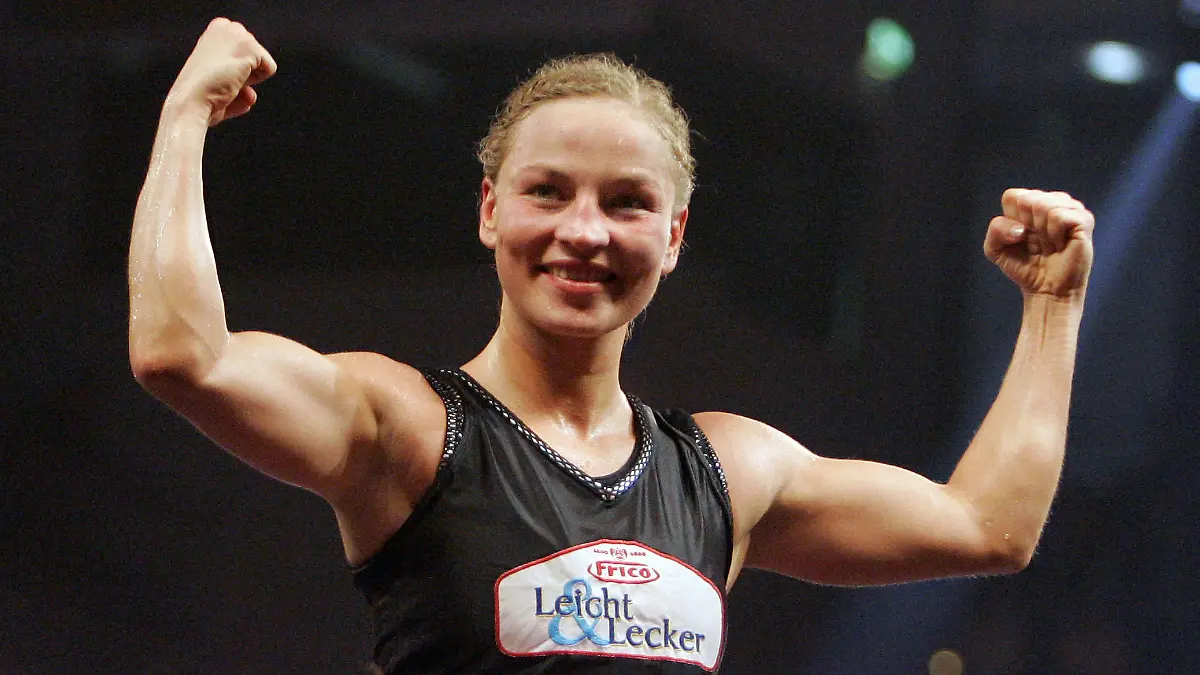 ARCHIV - Die deutsche Boxweltmeisterin im Fliegengewicht Regina Halmich jubelt in Düsseldorf nach ihrem Kampf gegen ihre Herausforderin Rodriguez aus den USA (Archivfoto vom 28.07.2007). Als unbekannte Rechtsanwaltsgehilfin ist Halmich einst in den Ring gestiegen, als «Million Dollar Baby» hängt sie ihre Boxhandschuhe an den Nagel. Halmich will mit einem Sieg gegen die Israelin Shmoulefeld Finer am Freitag (22.10 Uhr/ZDF) in ihrer Heimatstadt Karlsruhe eine glanzvolle Abschiedsgala feiern. Foto: Bernd Thissen dpa/lsw +++(c) dpa - Bildfunk+++