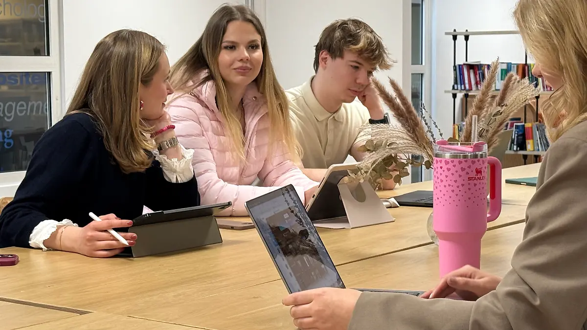 Die Studenten erarbeiten zum Beispiel einen Tik Tok-Kanal für die Uni. 