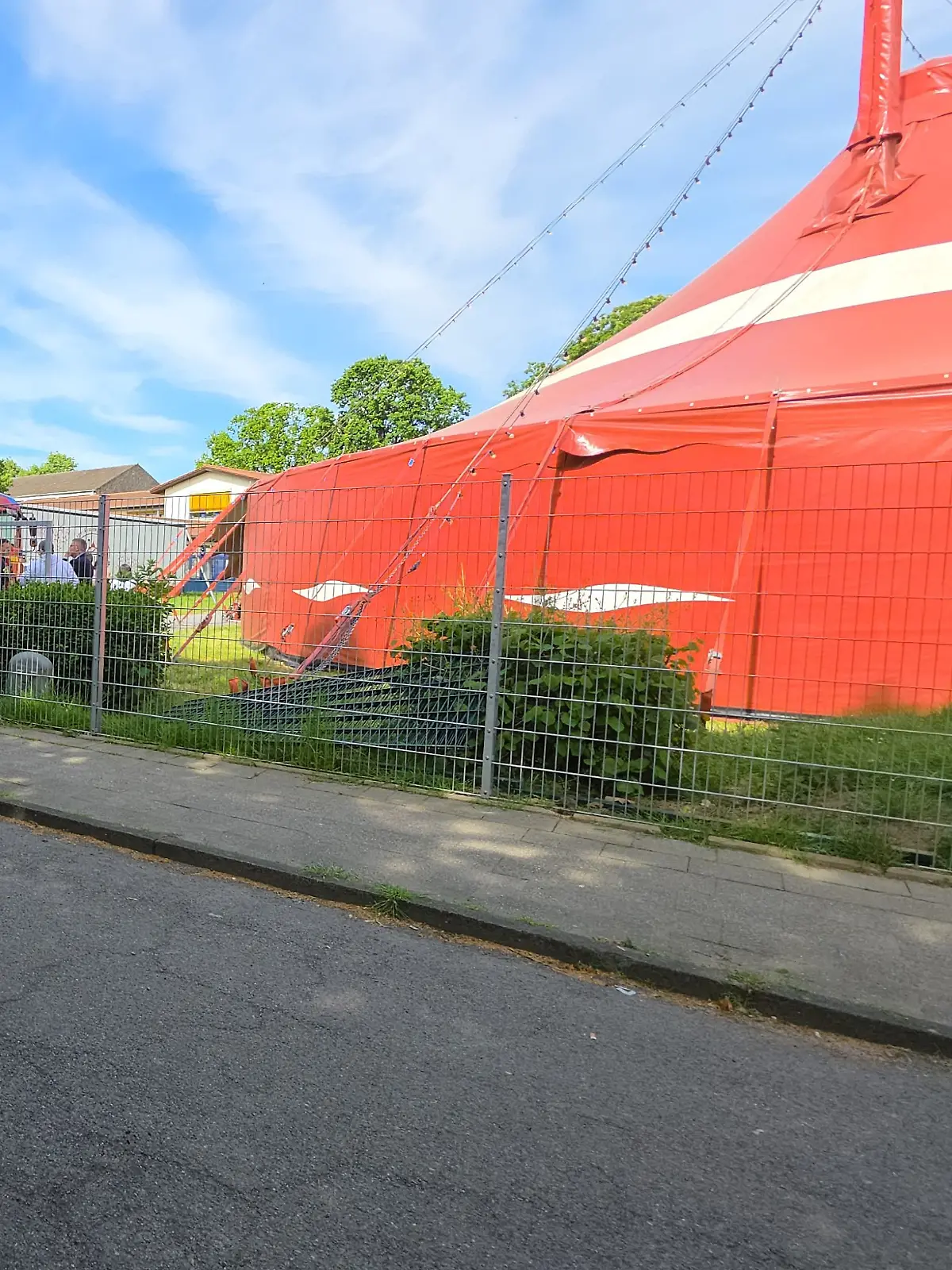 Ein Notarztfahrzeug steht vor einem Zirkuszelt. Beim Brand eines Zirkuszeltes im Kreis Düren sind 17 Kinder und drei Erwachsene verletzt worden. 