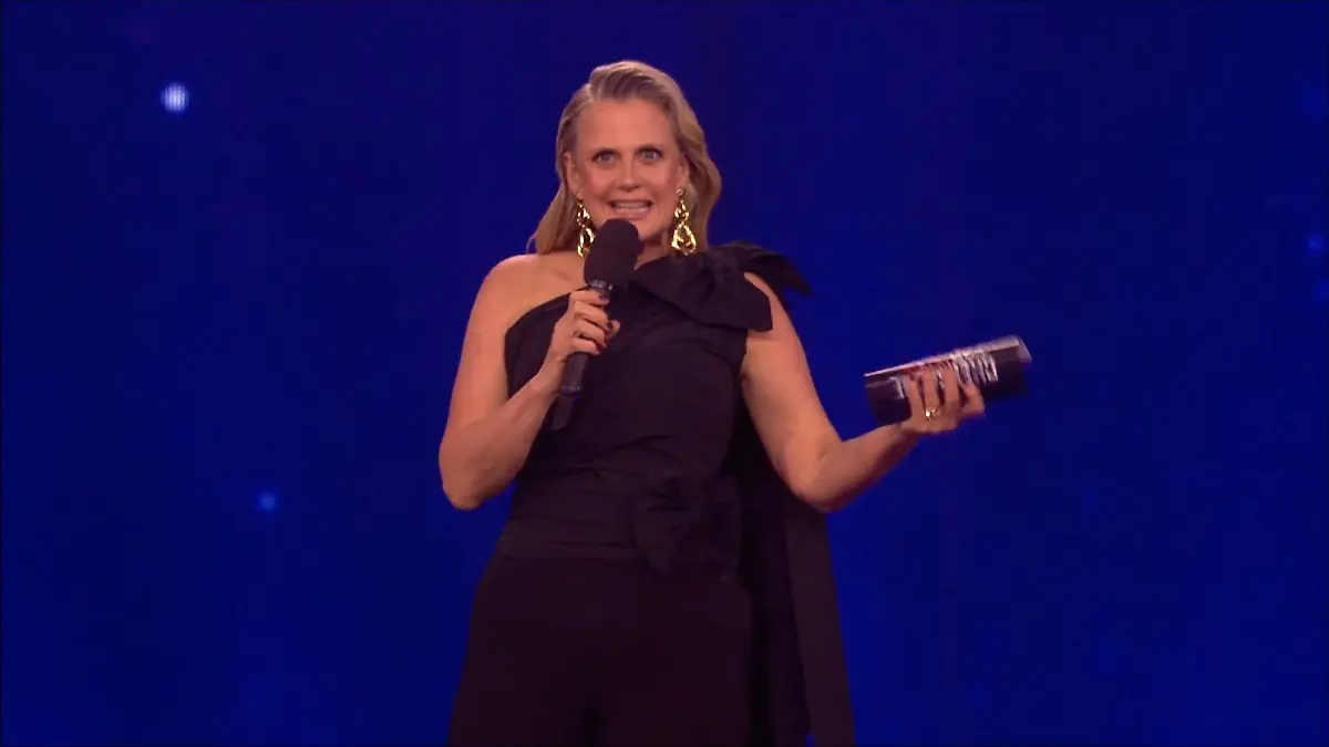 Wieso plötzlich so schlicht, Barbara Schöneberger? Ganz seriös bei „Chefsache ESC“