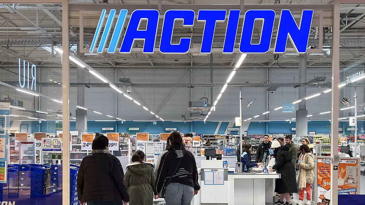 Menschen gehen in einen Action-Markt