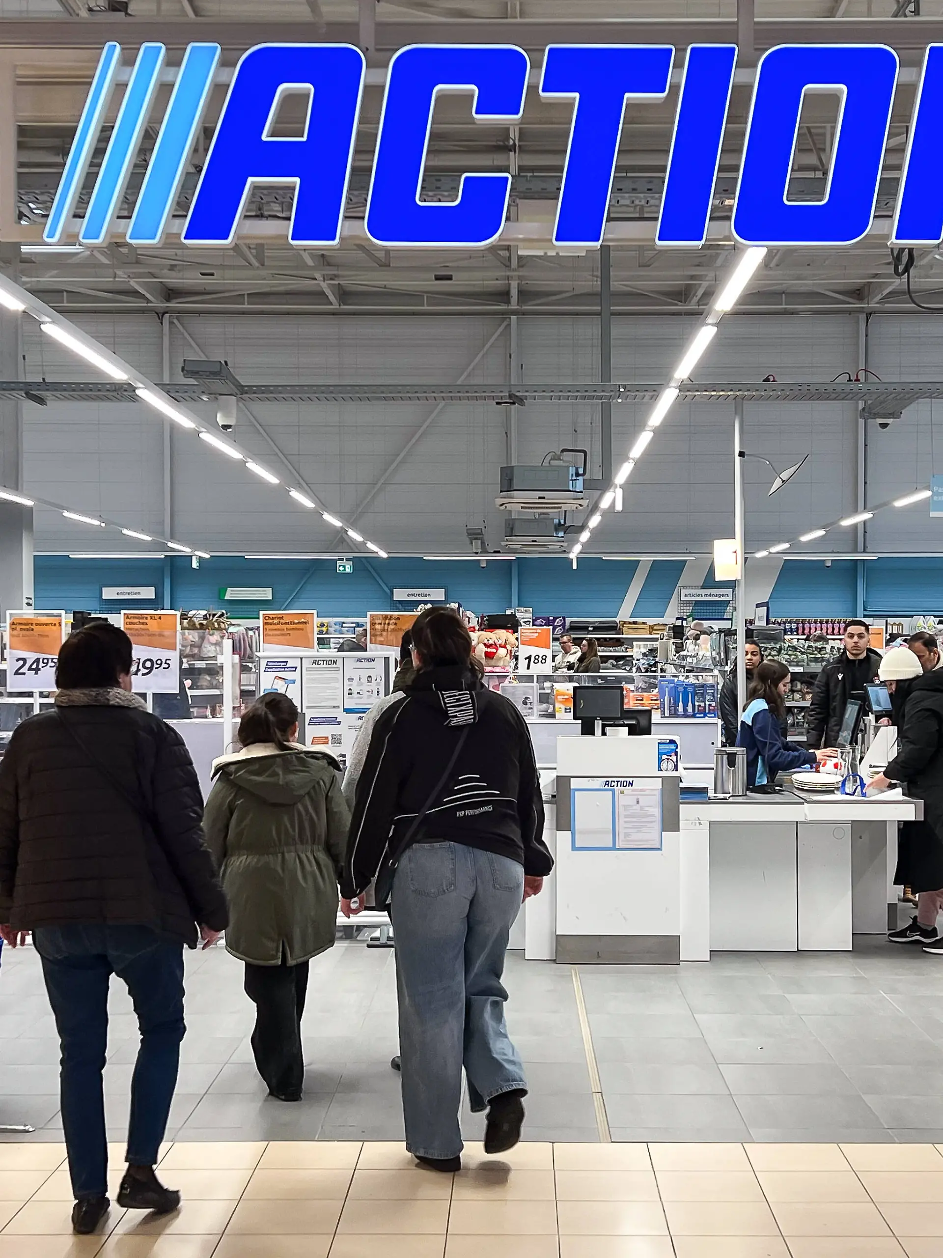 Menschen gehen in einen Action-Markt