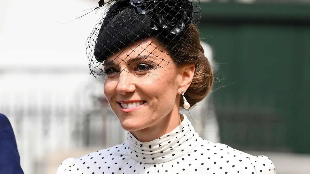 Prinzessin Kate trägt bei einer Gedenkfeier anlässlich des 80. Jahrestages des „Victory in Europe Day” Ohrringe von Prinzessin Diana.