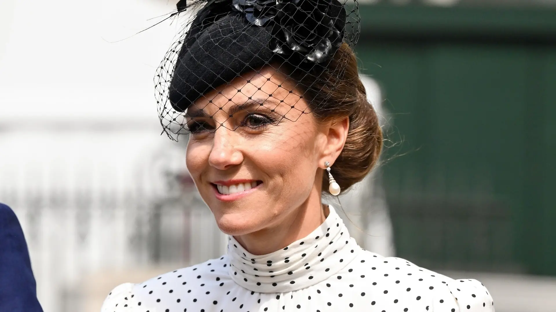Prinzessin Kate trägt bei einer Gedenkfeier anlässlich des 80. Jahrestages des „Victory in Europe Day” Ohrringe von Prinzessin Diana.
