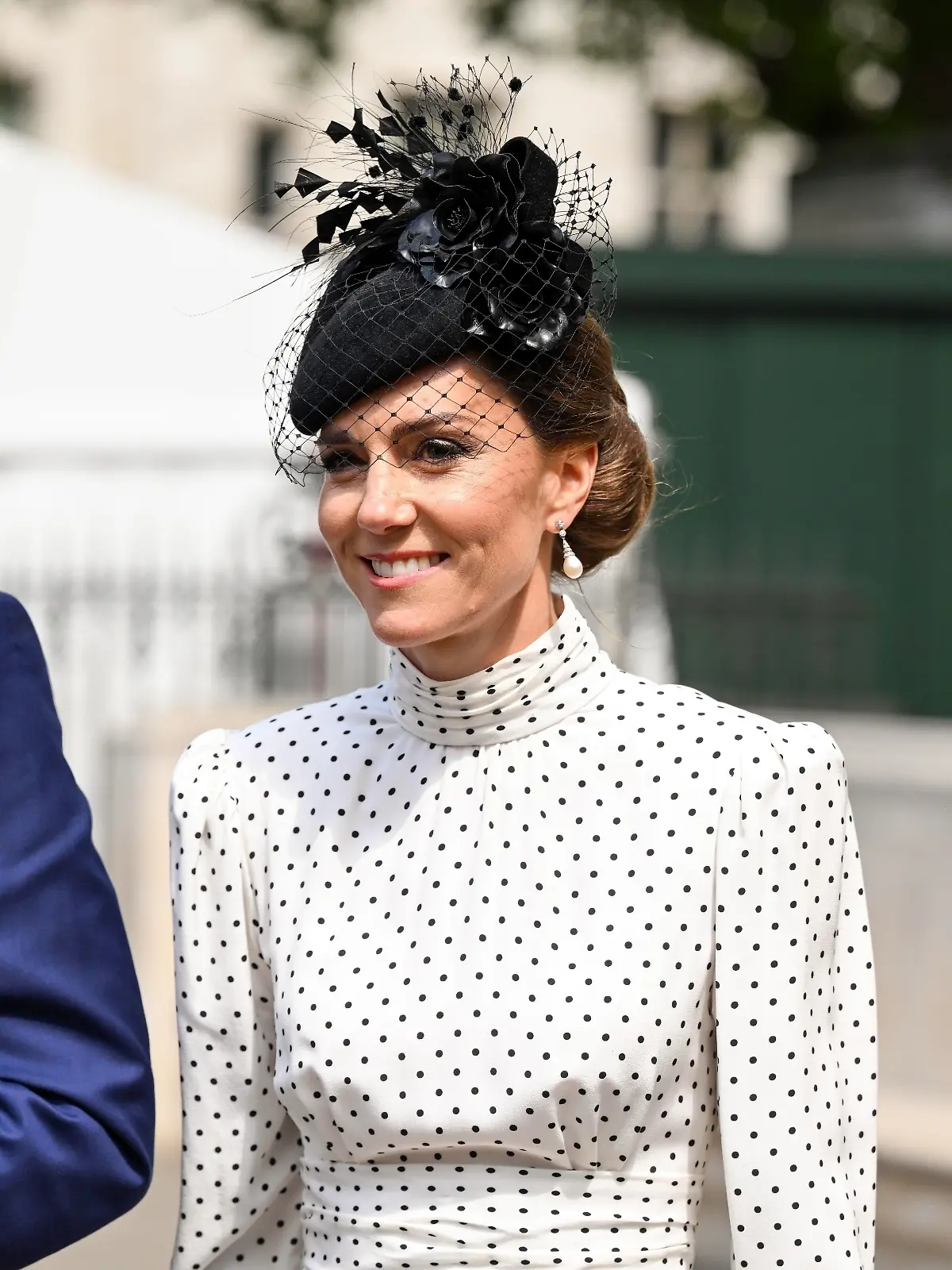 Prinzessin Kate trägt bei einer Gedenkfeier anlässlich des 80. Jahrestages des „Victory in Europe Day” Ohrringe von Prinzessin Diana.