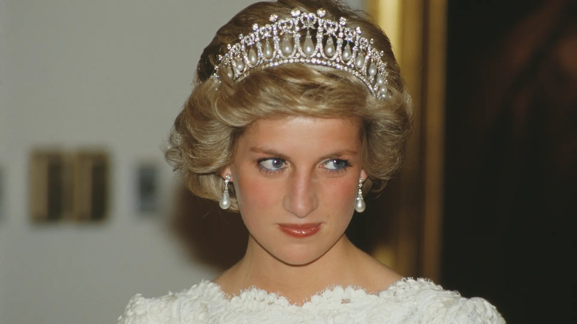 Prinzessin Diana trug die Perlenohrringe 1985 während ihrer US-Reise zu einem weißen Spitzenkleid und der Lover’s Knot Tiara.