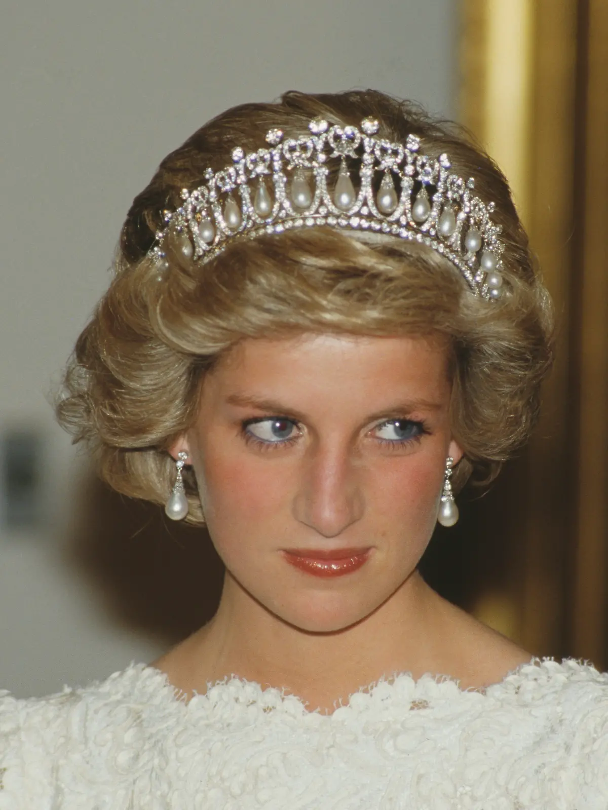 Prinzessin Diana trug die Perlenohrringe 1985 während ihrer US-Reise zu einem weißen Spitzenkleid und der Lover’s Knot Tiara.