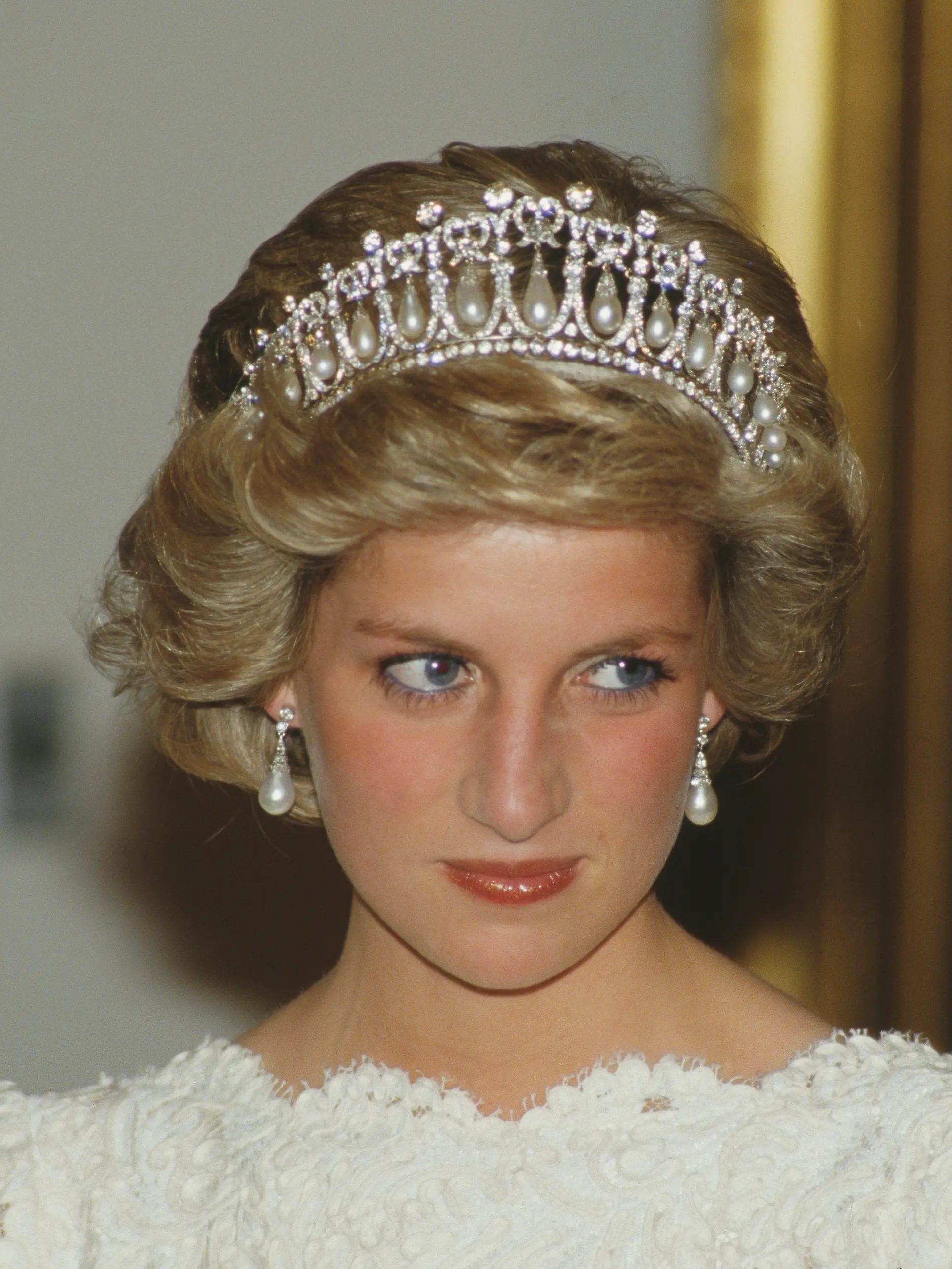 Prinzessin Diana trug die Perlenohrringe 1985 während ihrer US-Reise zu einem weißen Spitzenkleid und der Lover’s Knot Tiara.