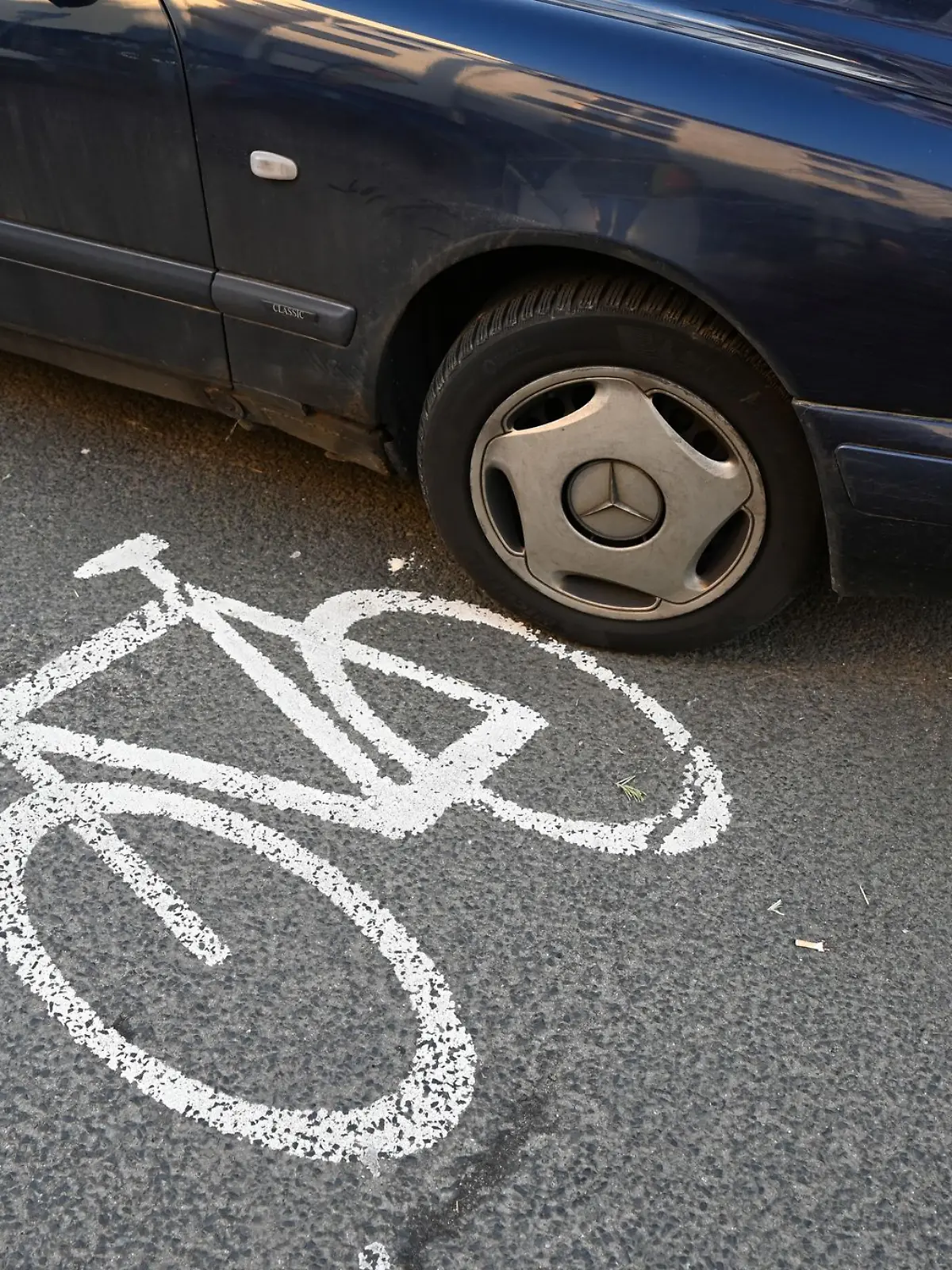 Bild zu: "Mutmaßliche Klimaaktivisten malen illegalen Fahrradweg auf die Straße ‒ zwei Festnahmen!"