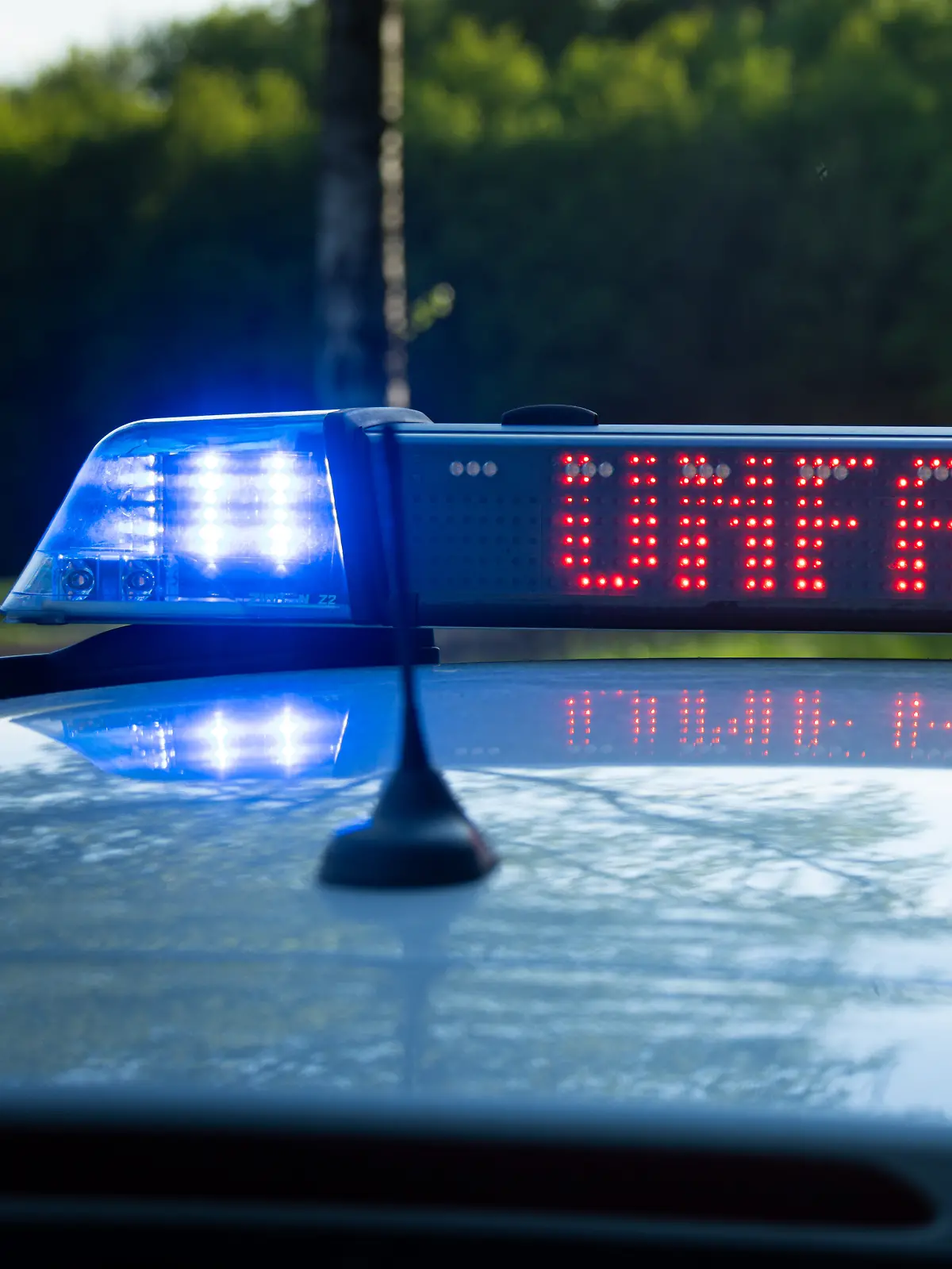 Bild zu: "Raser crasht in Motorradfahrer und flüchtet"