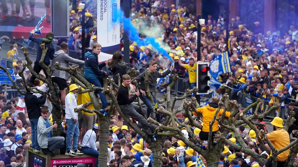Leeds United feiert mit Tausenden von Fans den Aufstieg in die Premier League.