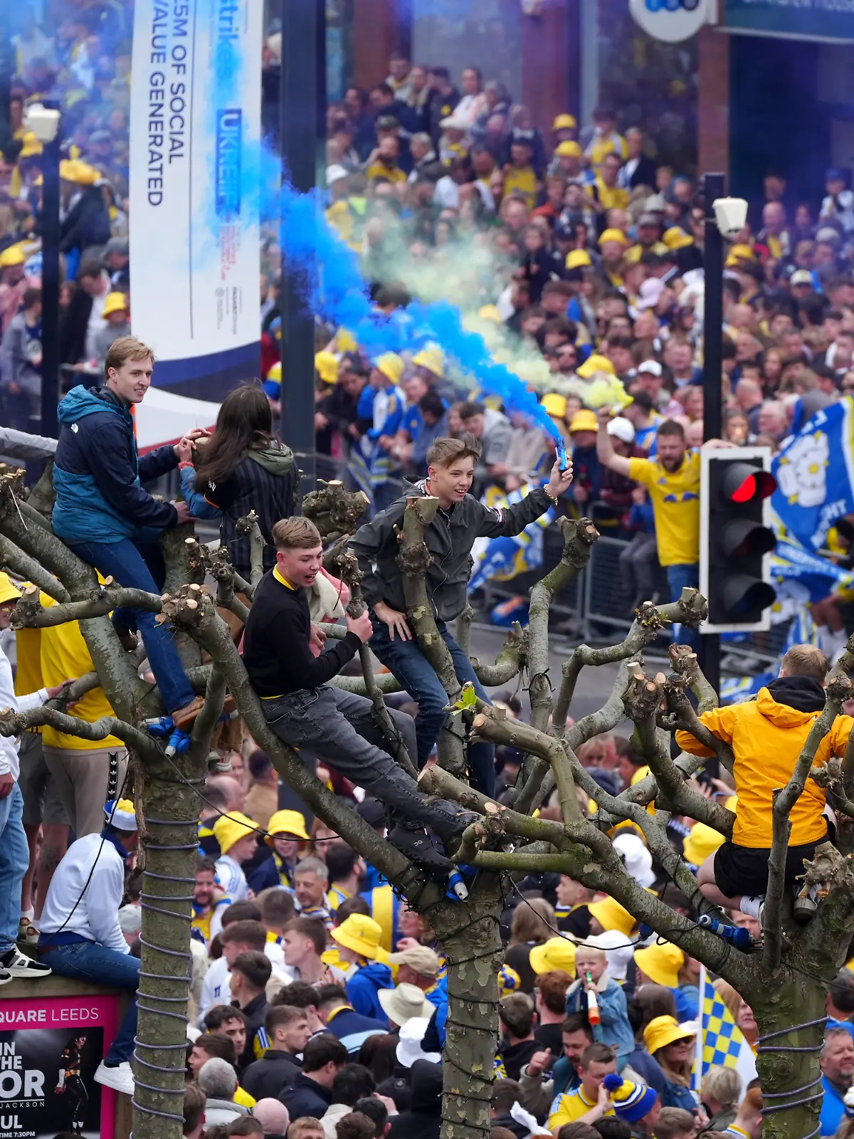 Leeds United feiert mit Tausenden von Fans den Aufstieg in die Premier League.