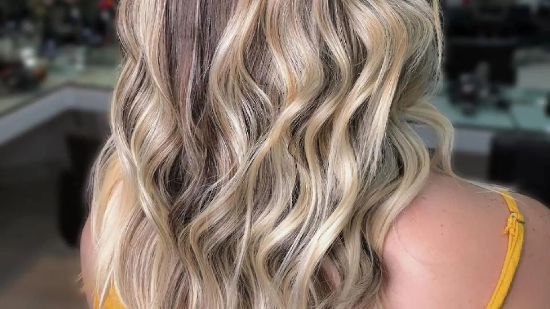 Frau mit Strähnchen im Haar