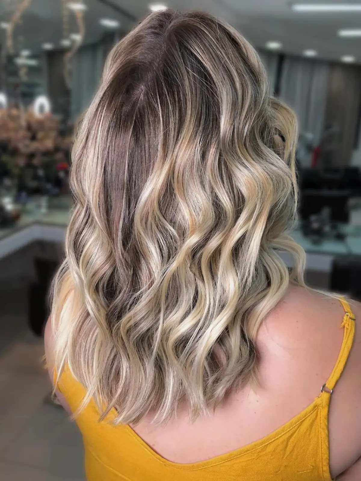 Frau mit Strähnchen im Haar