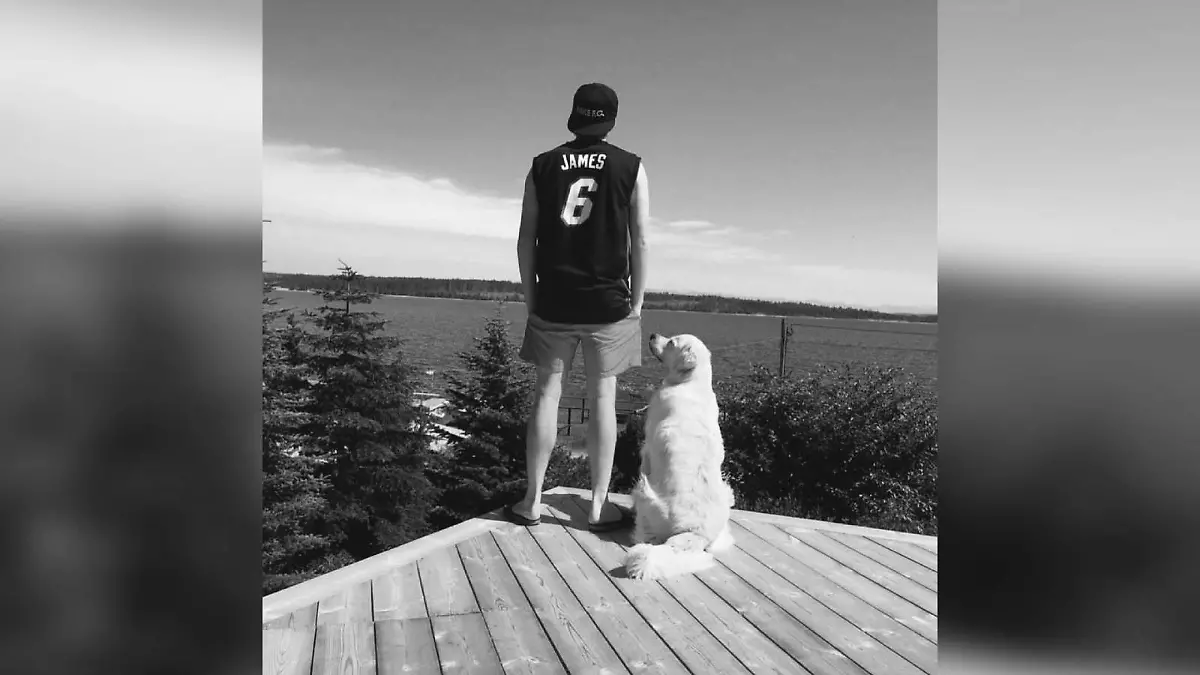 Emil Forsberg mit seinem Hund Roffe.
