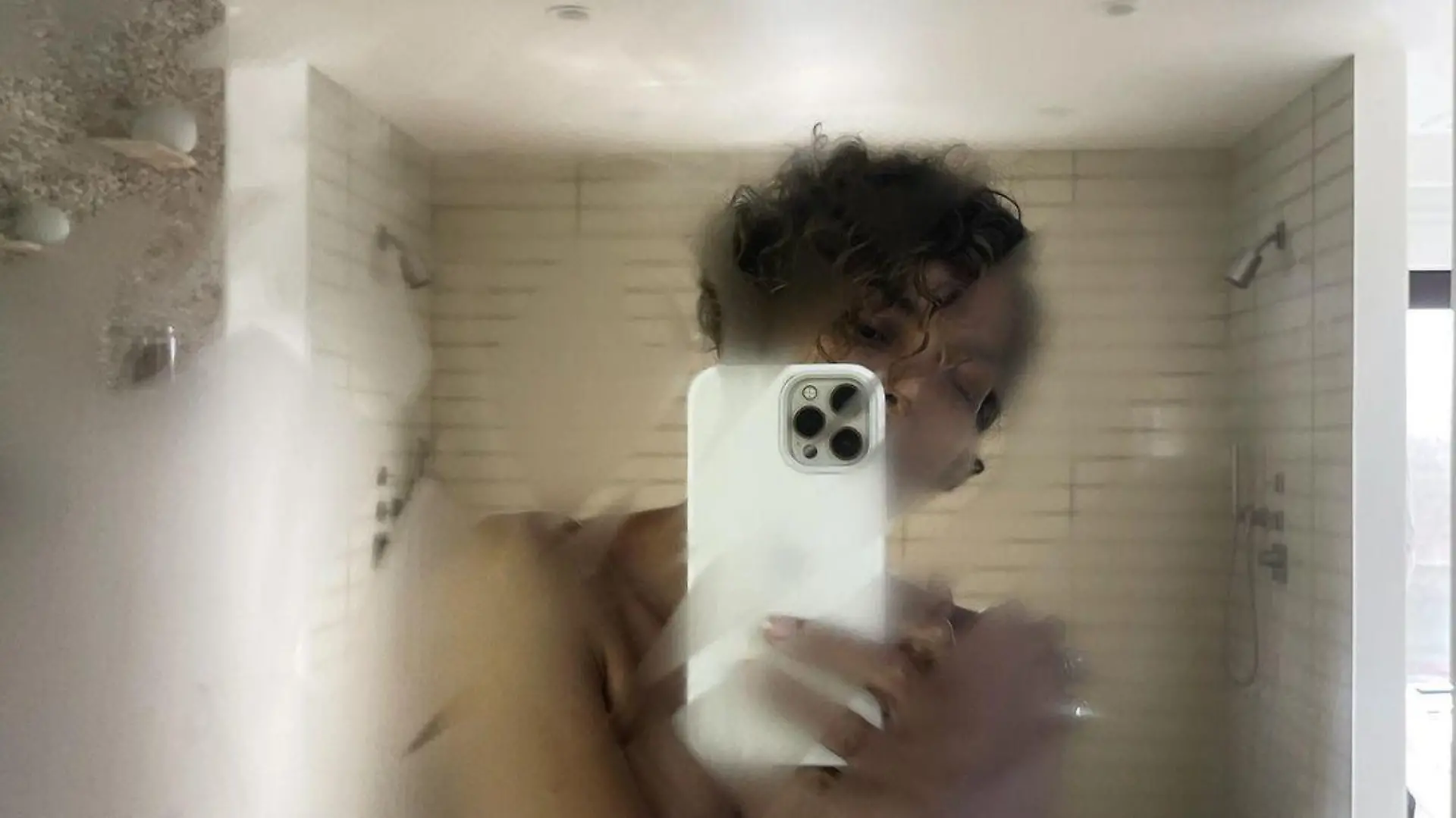 Halle Berry nimmt uns mit unter die Dusche.