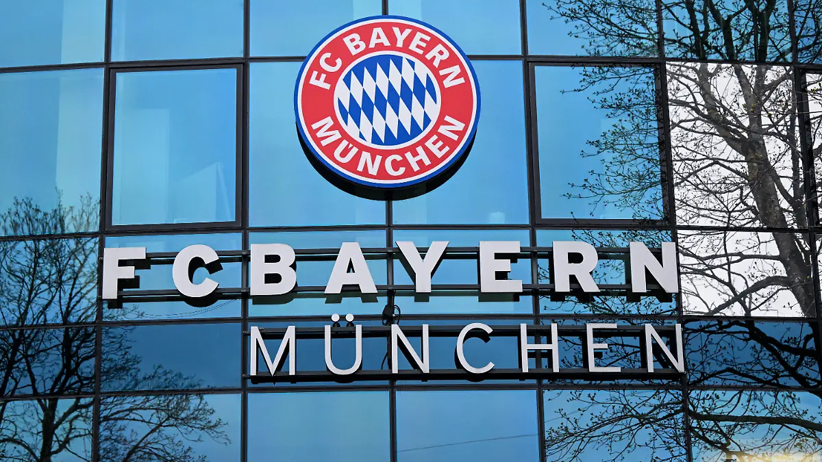 24.03.2023, Bayern, München: Das Logo von Bayern München ist am Vereinsgelände an der Säbener Straße zu sehen. Der FC Bayern München soll sich Medienberichten zufolge von Trainer Nagelsmann getrennt haben. (zu dpa: «Noch keine Bayern-Reaktion zu Nagelsmann und Tuchel») Foto: Sven Hoppe/dpa +++ dpa-Bildfunk +++
