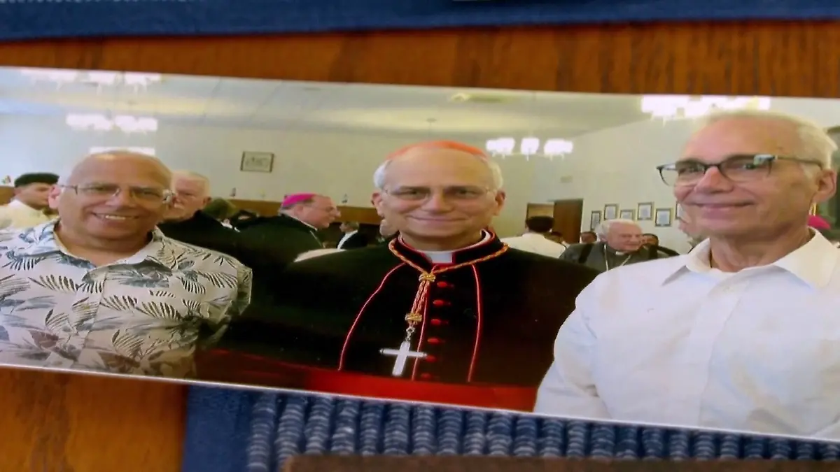 Der älteste Bruder Lou, Robert Kardinal Prevost und Bruder.