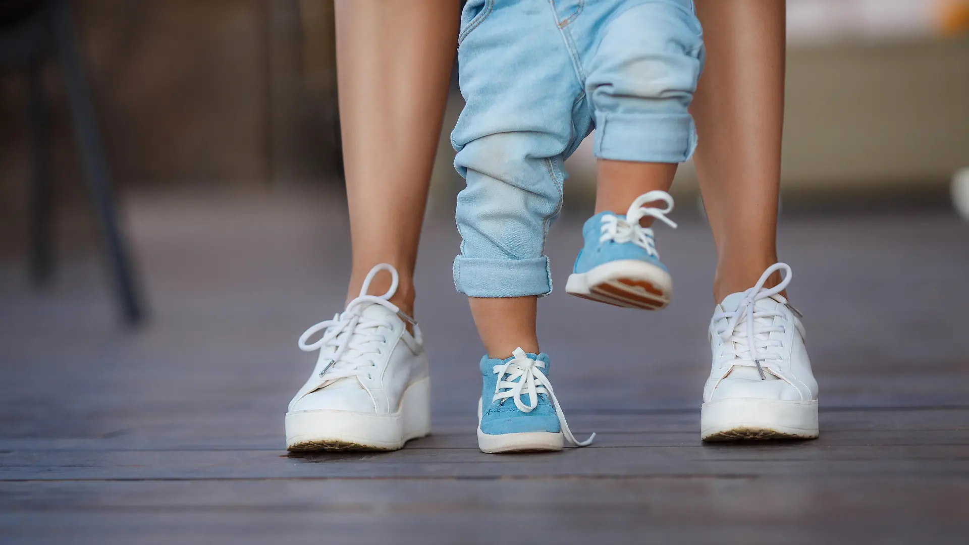 Baby macht seine ersten Schritte in Lauflernschuhen