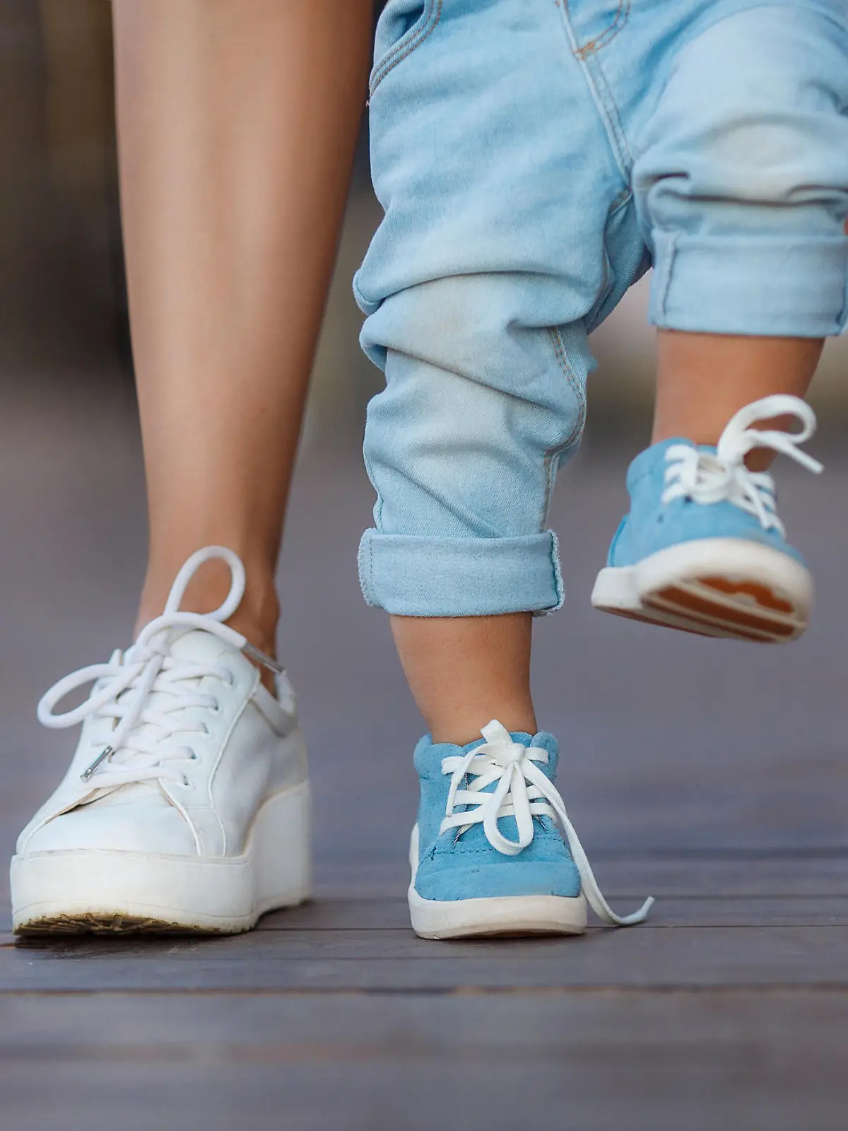 Baby macht seine ersten Schritte in Lauflernschuhen
