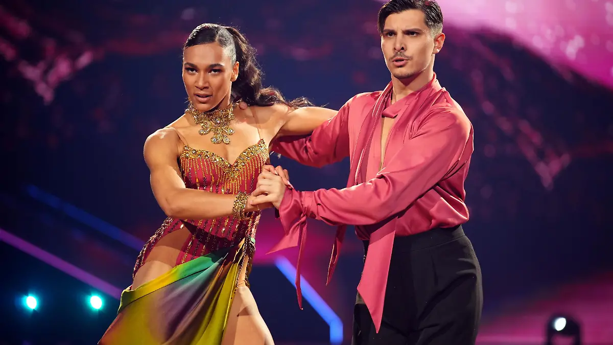 Marie Mouroum und Alexandru Ionel tanzen Rumba.