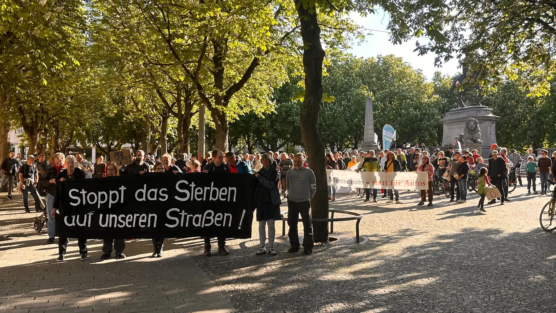 Etwa 200 Menschen wurden erwartet.
