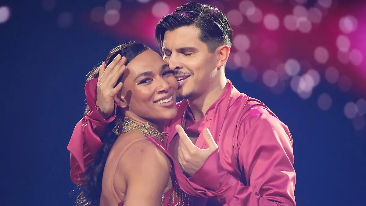 Marie Mouroum und Alexandru Ionel tanzen Rumba.