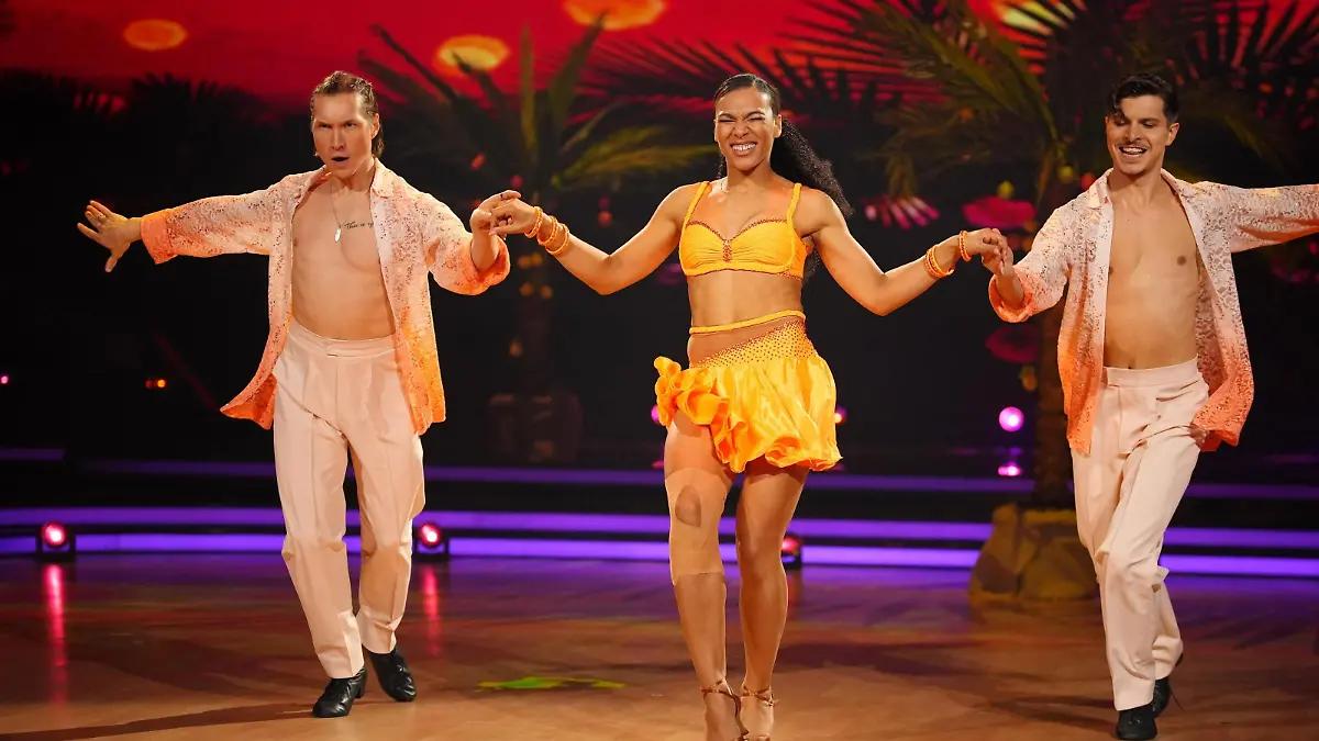 Marie Mouroum begeistert Joachim Llambi mit der Trio-Salsa „Let’s Dance” - Show 10