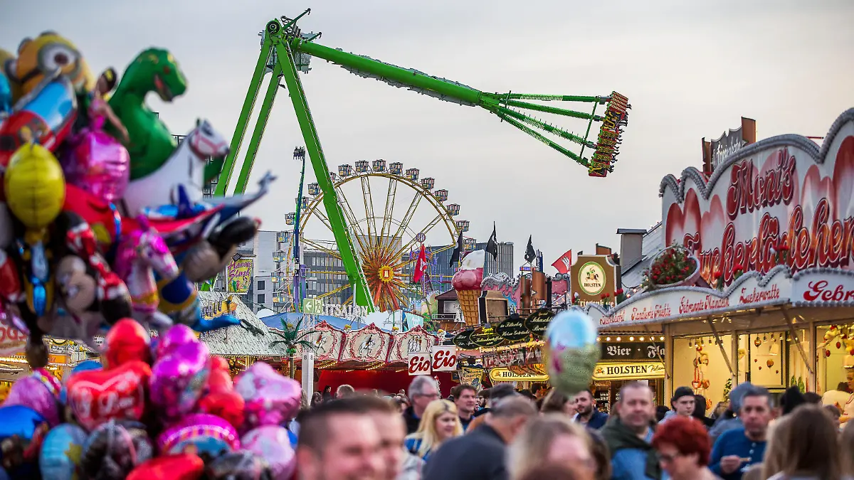 Der Hamburger Dom zählt zu einem der größten Volksfestes Deutschlands.