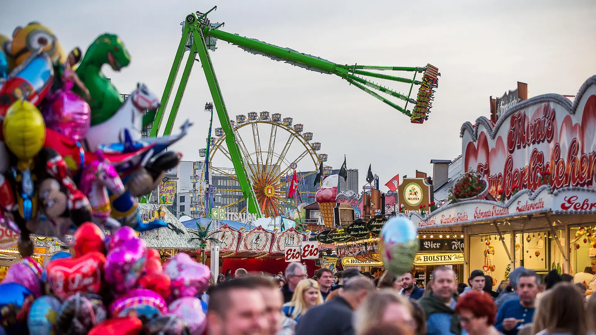 Der Hamburger Dom zählt zu einem der größten Volksfestes Deutschlands.
