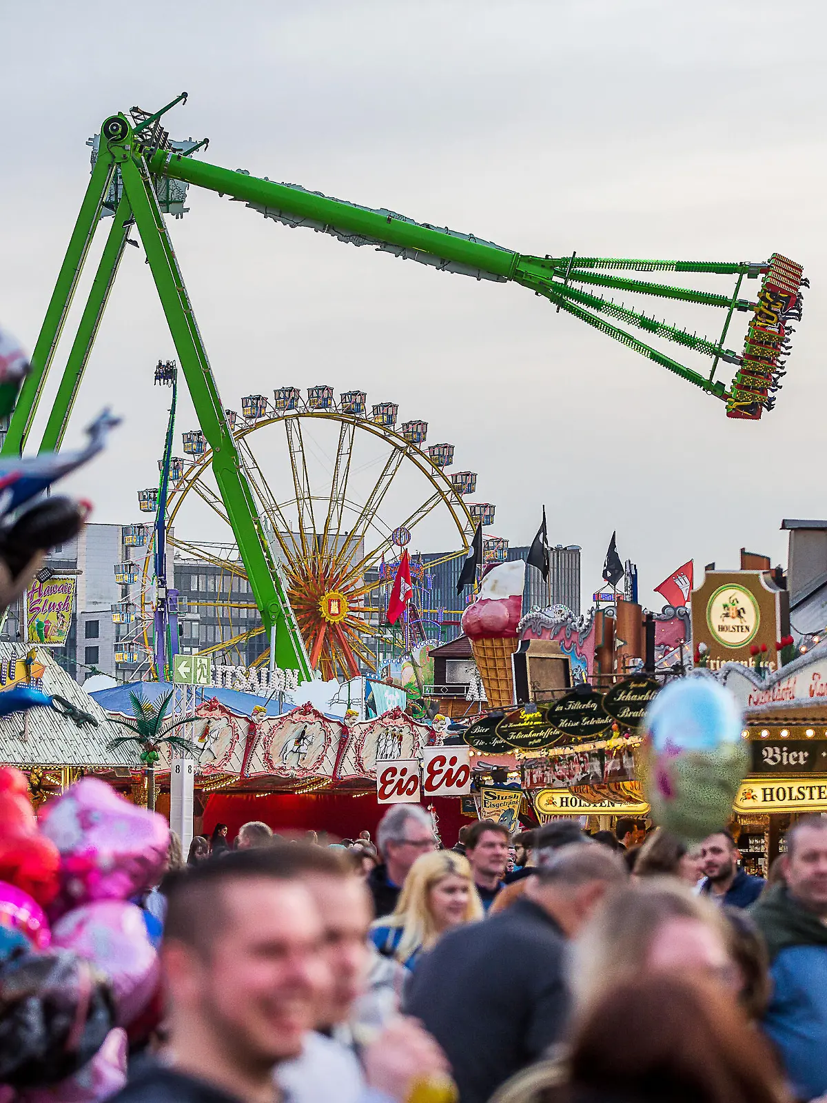 Der Hamburger Dom zählt zu einem der größten Volksfestes Deutschlands.