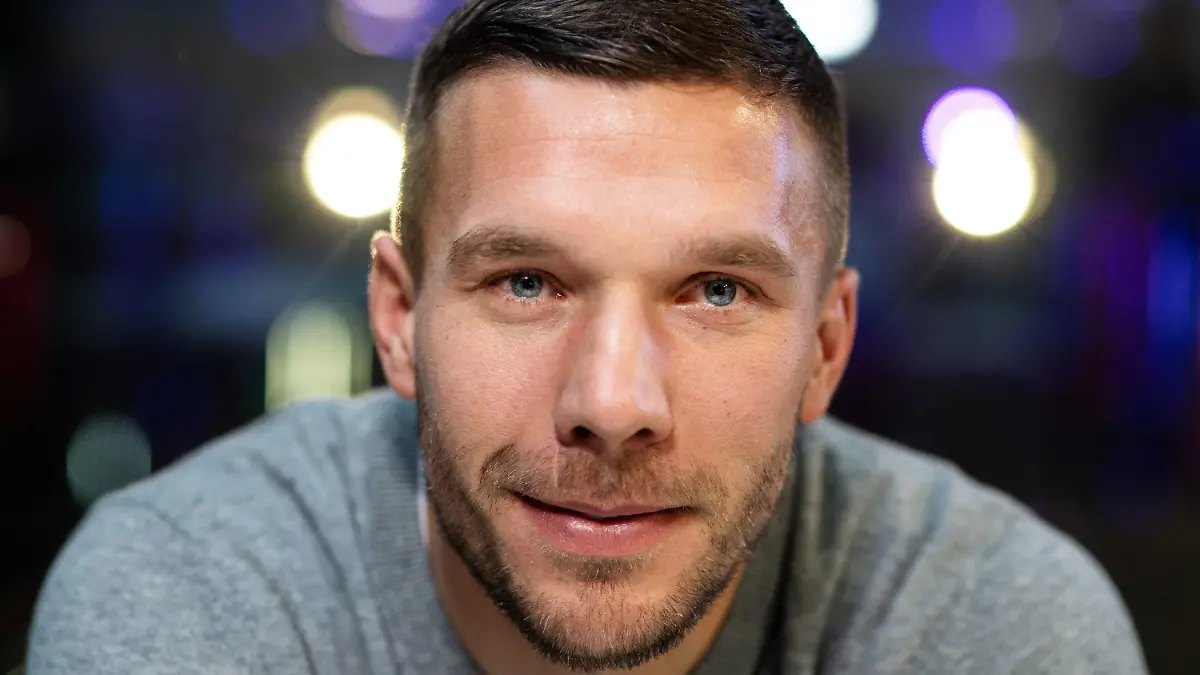 ARCHIV - 13.01.2019, Nordrhein-Westfalen, Gummersbach: Der frühere Fußall-Nationalspieler Lukas Podolski lächelt, nachdem er einen Partnervertrag mit dem Internet-Dienstleister Rakuten unterschrieben hat.  (zu dpa "«Prinz trifft Prinz»: Podolski bei Club in Malaysia") Foto: Bernd Thissen/dpa +++ dpa-Bildfunk +++