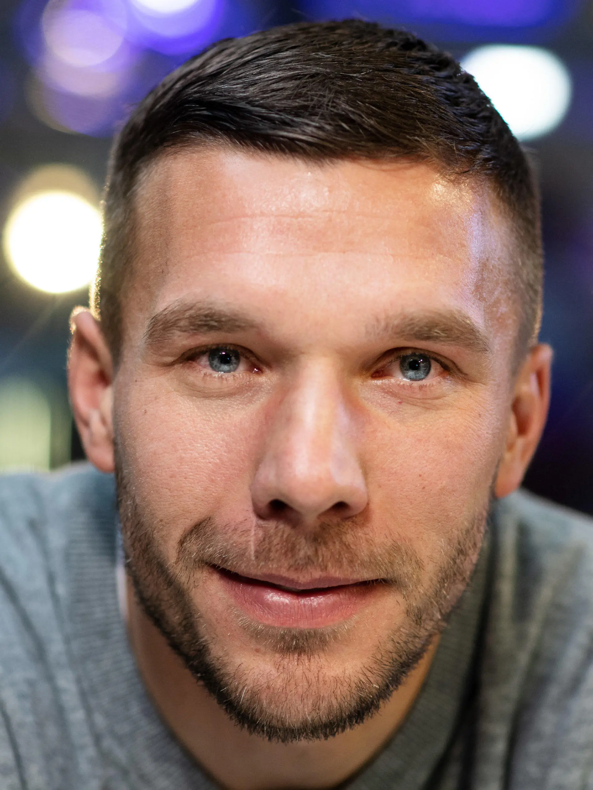 ARCHIV - 13.01.2019, Nordrhein-Westfalen, Gummersbach: Der frühere Fußall-Nationalspieler Lukas Podolski lächelt, nachdem er einen Partnervertrag mit dem Internet-Dienstleister Rakuten unterschrieben hat.  (zu dpa "«Prinz trifft Prinz»: Podolski bei Club in Malaysia") Foto: Bernd Thissen/dpa +++ dpa-Bildfunk +++