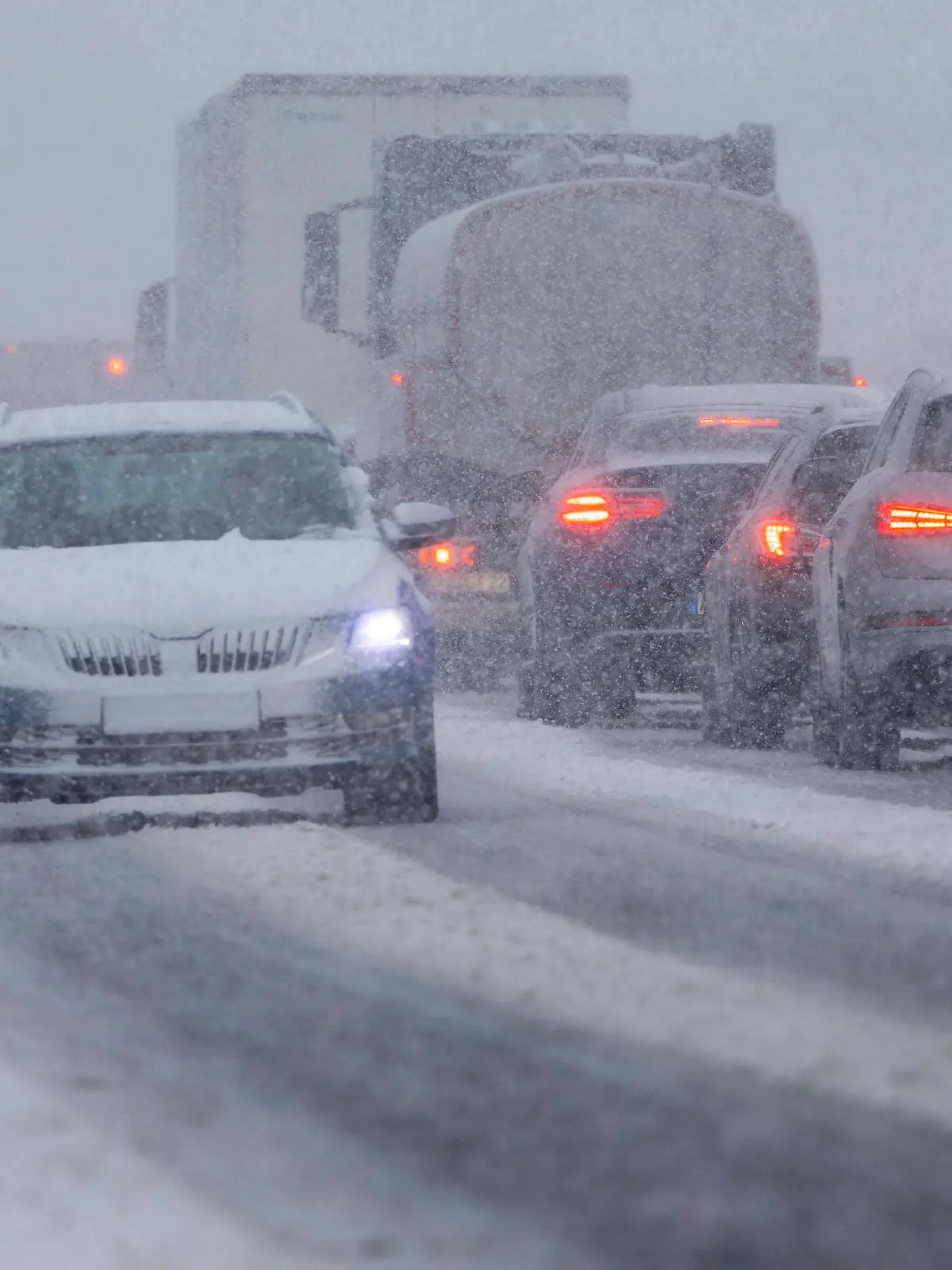Der Winter gibt noch einmal alles. Intensive Schneefälle legten den Verkehr am Mittwochnachmittag teilweise lahm. Ein Wintergewitter fegte über das Erzgebirge hinweg. Auf dem Autobahnzubringer A 72 bei Brünlos ging zeitweise gar nichts mehr. LKW standen quer. Noch heftiger erwischte es die S 270 zwischen Zwönitz und Grünhain. Ein Linienbus landete im Graben, drei Fahrzeuge kollidierten auf schneeglatter Fahrbahn. Die Feuerwehr Zwönitz kam zum Einsatz. Sie nahmen auslaufende Betriebsmittel auf. Mindestens eine Person wurde verletzt. Der Sachschaden ist enorm. Zwönitz Sachsen Deutschland *** The winter gives it all again Intensive snowfall partially paralyzed traffic on Wednesday afternoon A winter thunderstorm swept across the Ore Mo