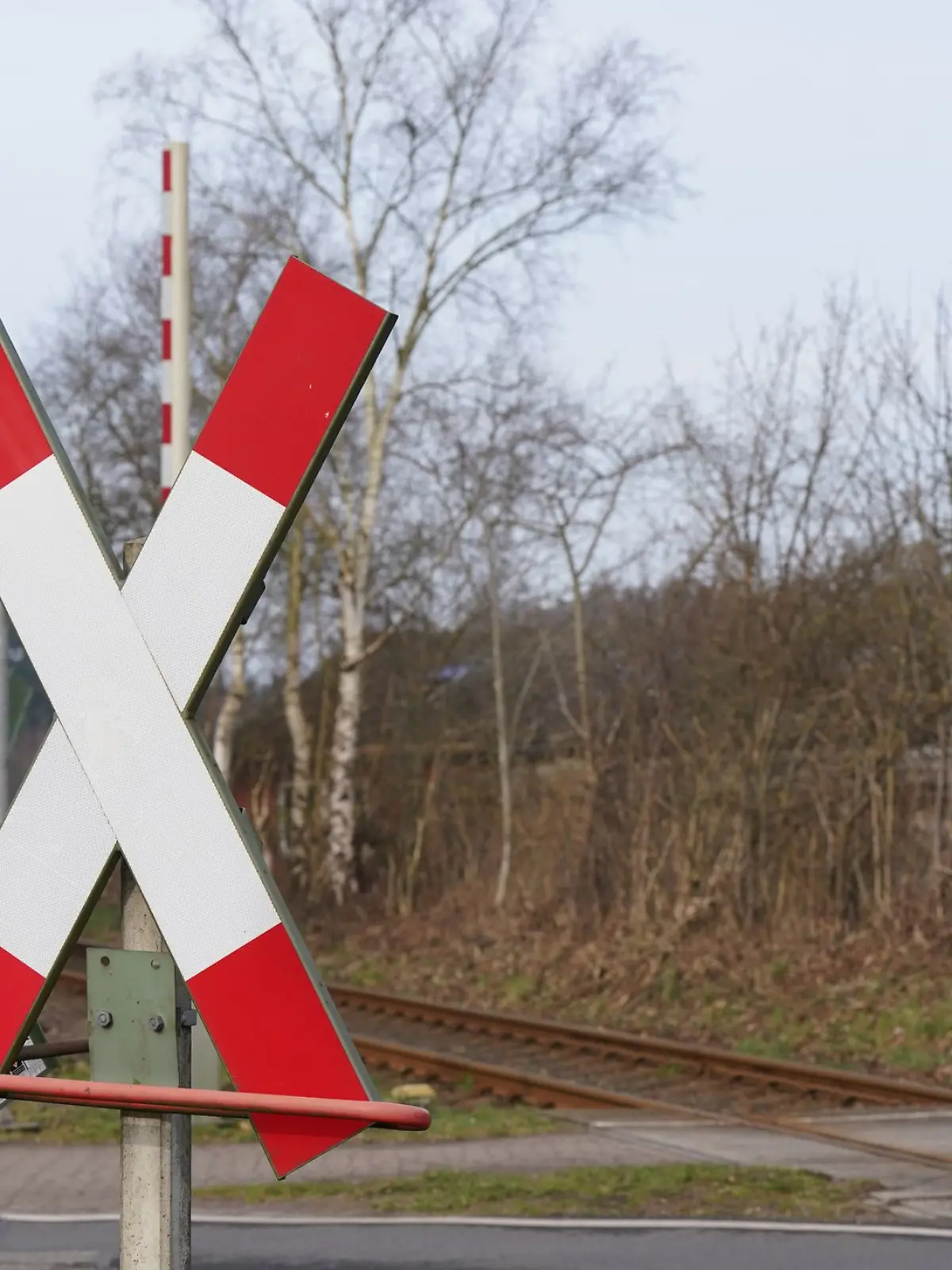 Bild zu: "Zug und Lkw kollidieren in Niederbayern – mehrere Verletzte"