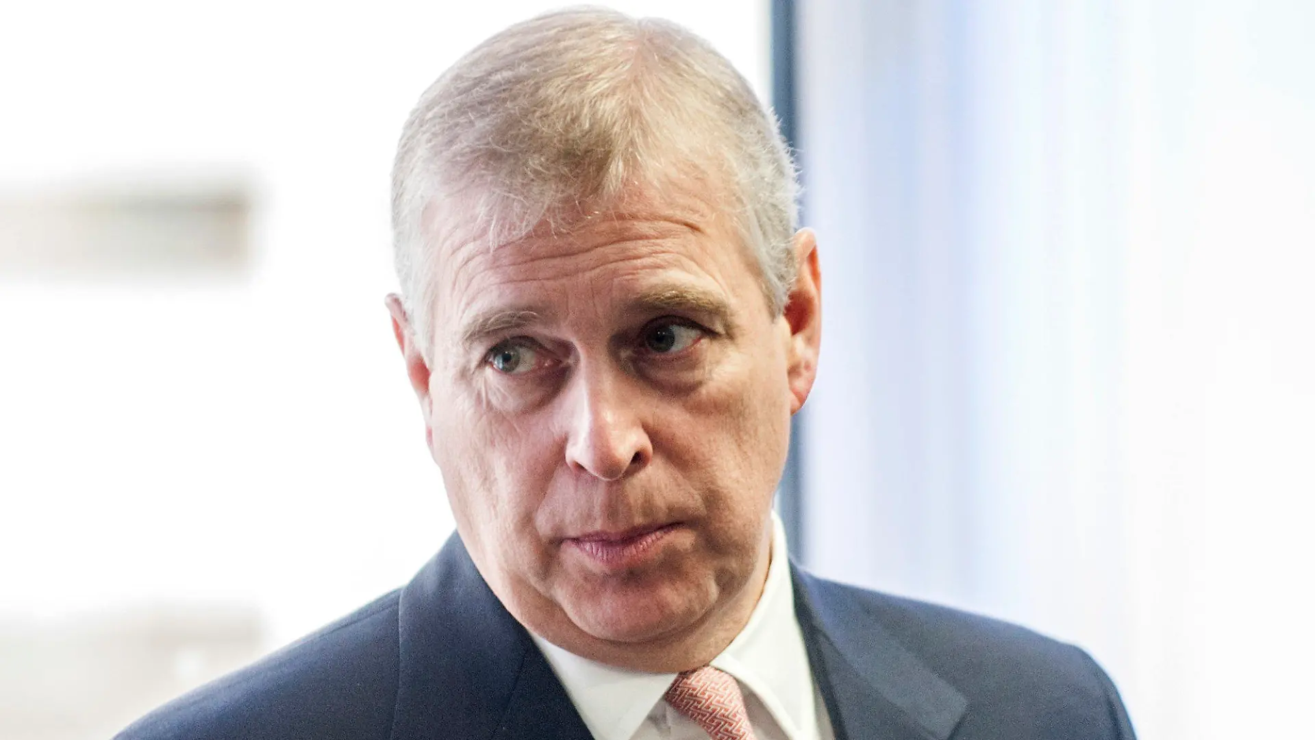 ARCHIV - 13.04.2015, Großbritannien, Slough: Prinz Andrew, Herzog von York. Wegen Missbrauchsvorwürfen steht der Royal in Großbritannien und den USA massiv unter Kritik. Am 19.02.2020 feiert er seinen 60. Geburtstag. (zu dpa "Royal Andrew fällt aus der Prinzenrolle - Trübe Laune zum Geburtstag?") Foto: David Parker/Dail Mail Pool/AP/dpa +++ dpa-Bildfunk +++