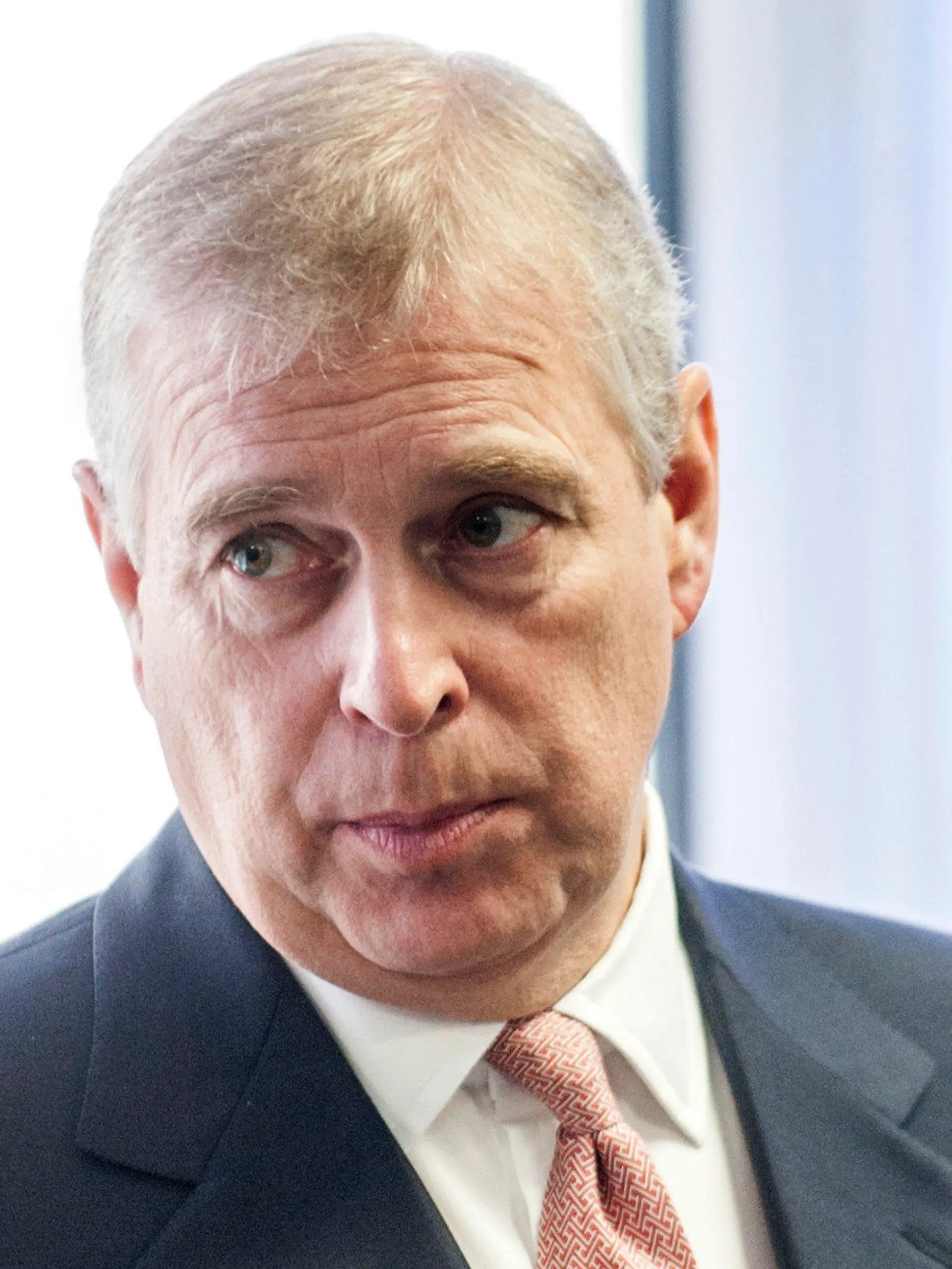 ARCHIV - 13.04.2015, Großbritannien, Slough: Prinz Andrew, Herzog von York. Wegen Missbrauchsvorwürfen steht der Royal in Großbritannien und den USA massiv unter Kritik. Am 19.02.2020 feiert er seinen 60. Geburtstag. (zu dpa "Royal Andrew fällt aus der Prinzenrolle - Trübe Laune zum Geburtstag?") Foto: David Parker/Dail Mail Pool/AP/dpa +++ dpa-Bildfunk +++