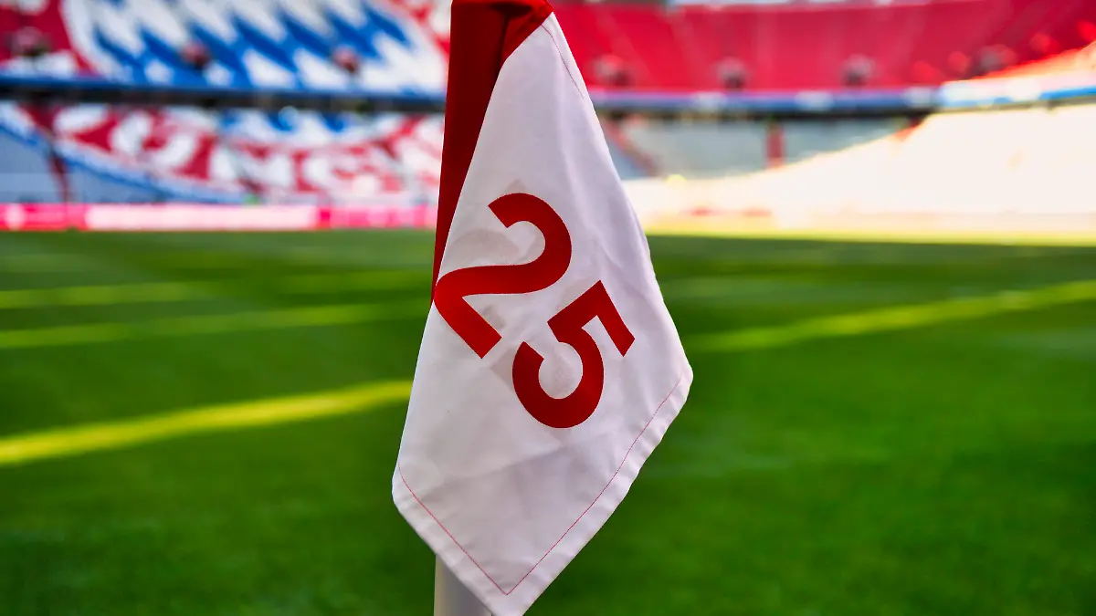 Auch die Eckfahnen in der Allianz Arena stehen ganz im zeichen von Legende Thomas Müller.