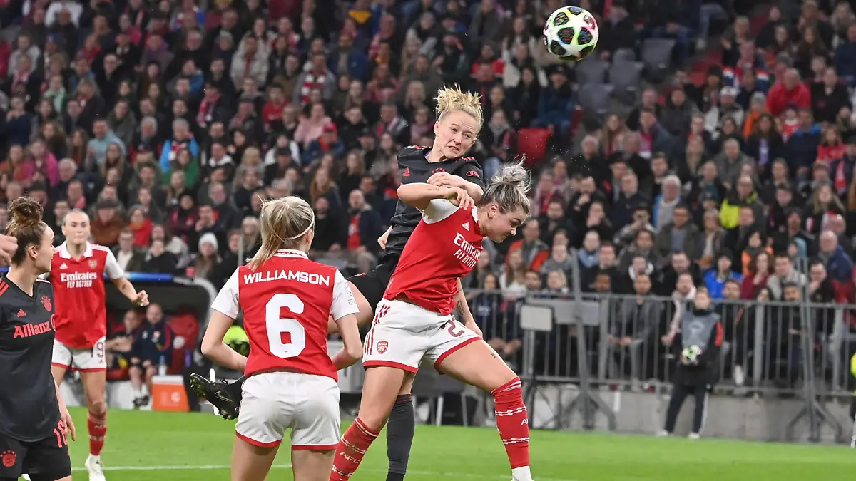 Tor Lea SCHUELLER FCB1,uim 1-0, gegen Laura WIENROITHER Arsenal, Aktion,Zweikampf,Kopfballtor,Strafraumszene- FC Bayern Muenchen - Arsenal WFC Fussball Champions League der Frauen, Viertelfinale am 21.03.2023 Football Arena Munich.ALLIANZ ARENA DFL REGULATIONS PROHIBIT ANY USE OF PHOTOGRAPHS AS IMAGE SEQUENCES AND/OR QUASI-VIDEO. *** Goal Lea SCHUELLER FCB 1,uim 1 0, against Laura WIENROITHER Arsenal , action,duel,header,penalty area scene FC Bayern Muenchen Arsenal WFC Football Womens Champions League, quarterfinals on 21 03 2023 Football Arena Munich ALLIANZ ARENA DFL REGULATIONS PROHIBIT ANY USE OF PHOTOGRAPHS AS IMAGE SEQUENCES AND OR QUASI VIDEO