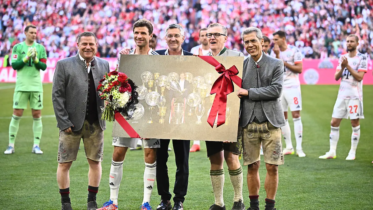 Thomas Müller wird vor dem Spiel verabschiedet.