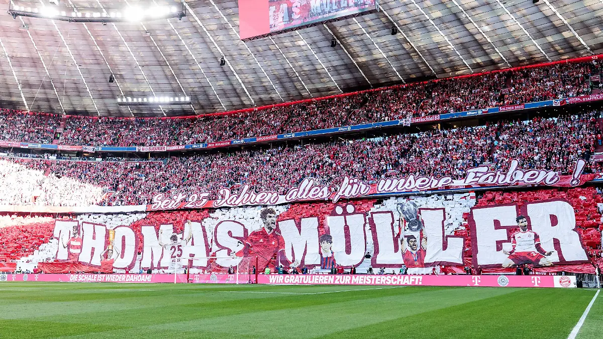 Die Bayern-Fans huldigen Thomas Müller mit einer Choreo.