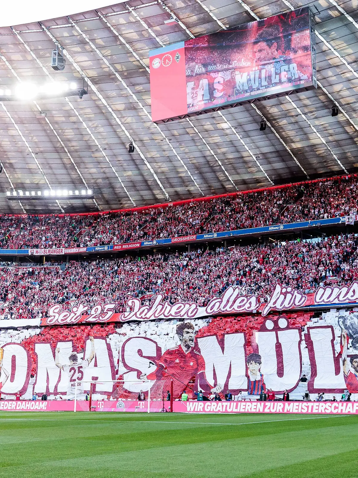 Die Bayern-Fans huldigen Thomas Müller mit einer Choreo.