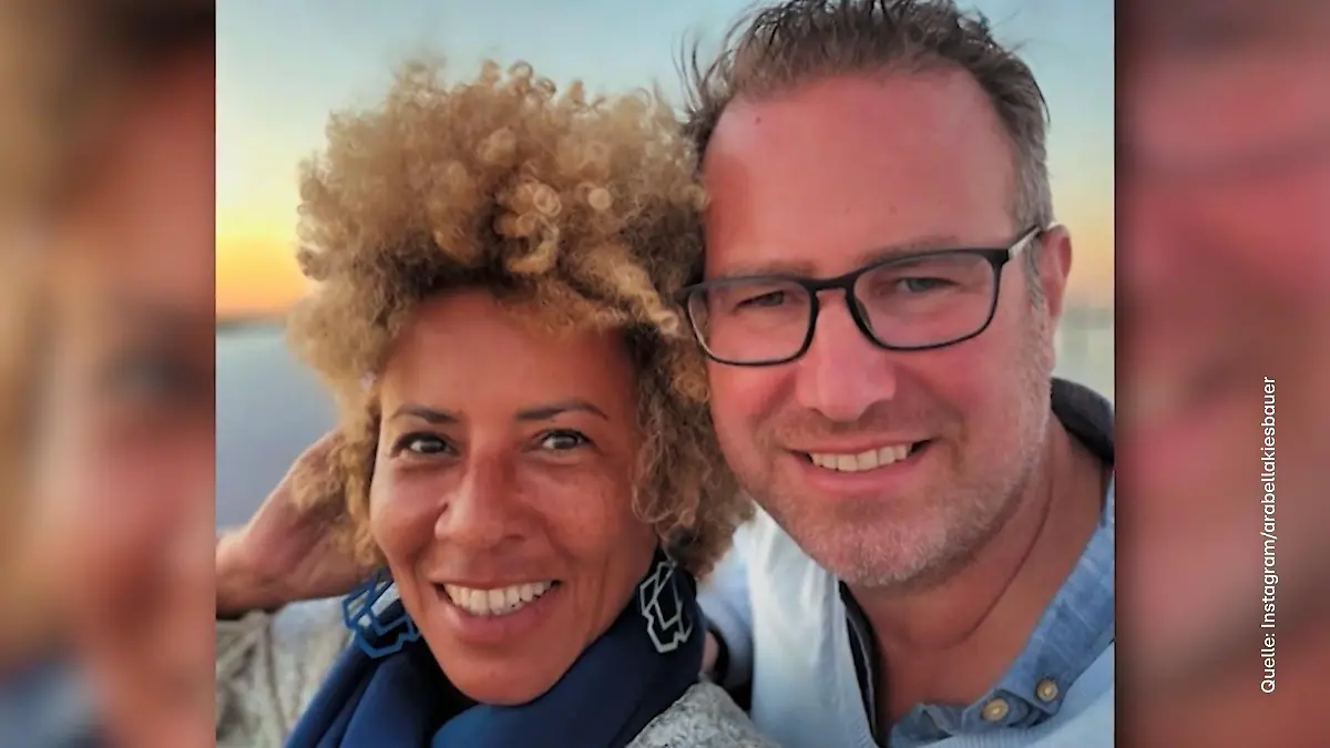 Hier verrät uns Arabella Kiesbauer ihr Liebesgeheimnis Über 20 Jahre Ehe!