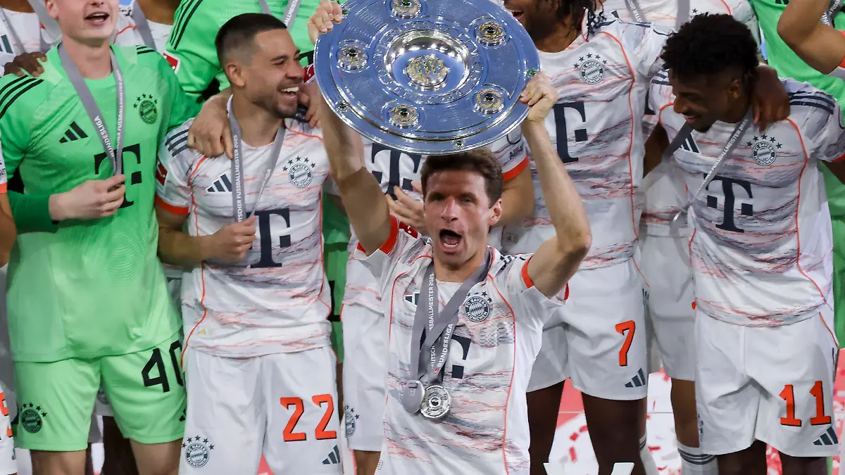 Thomas Müller mit der Meisterschale.
