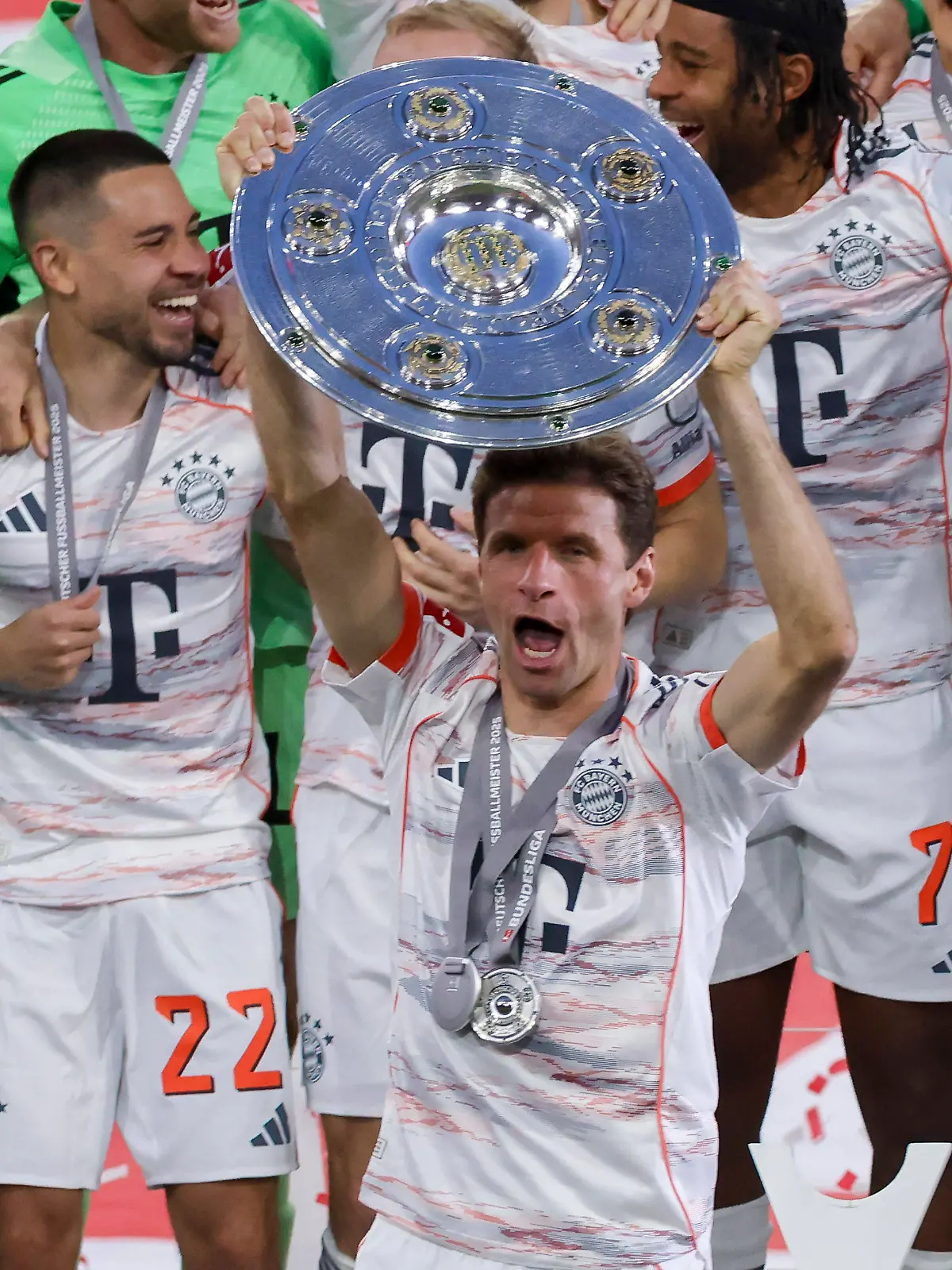 Thomas Müller mit der Meisterschale.