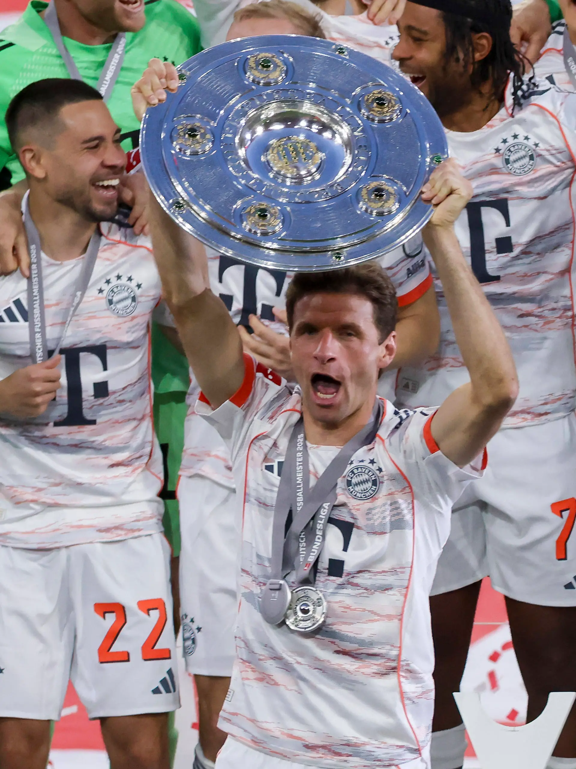 Thomas Müller mit der Meisterschale.