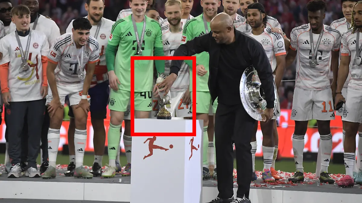 Vincent Kompany platziert einen silbernen Kakadu auf dem Sockel.