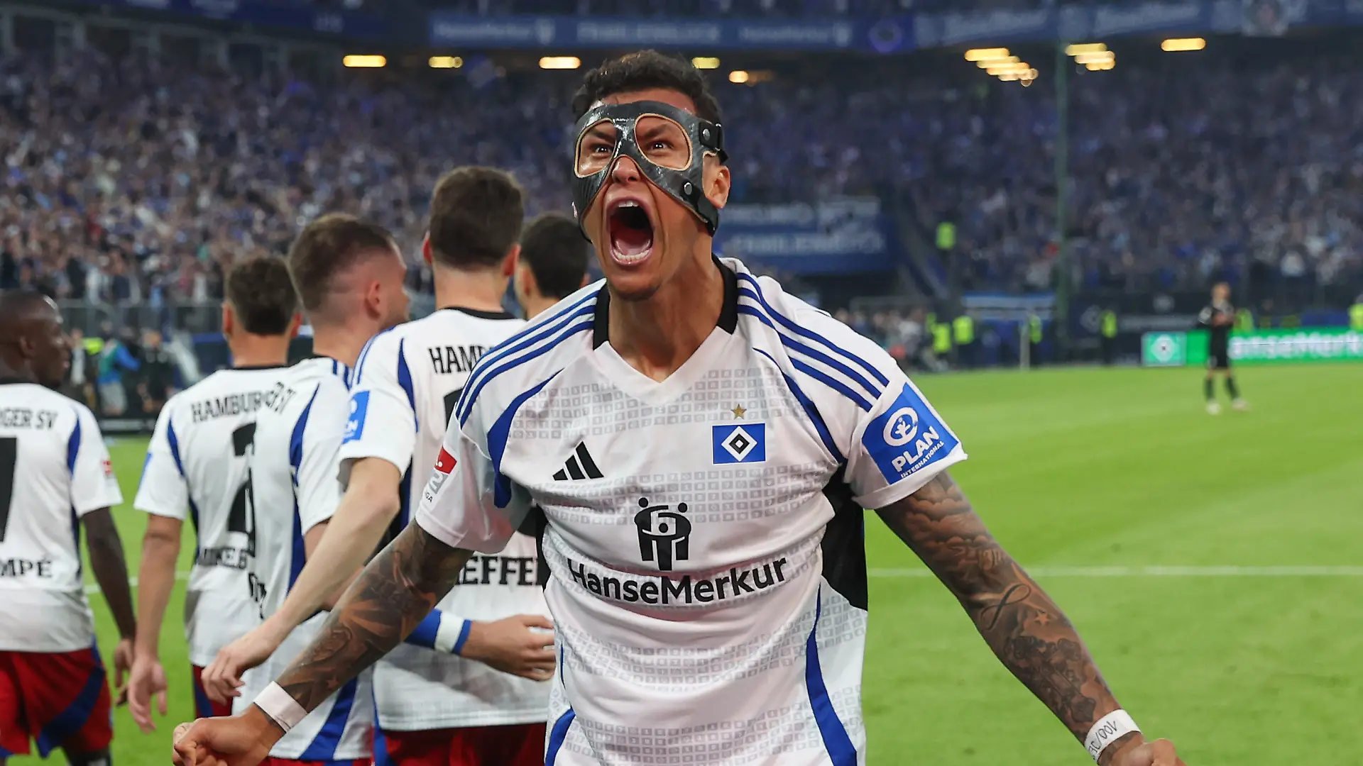 HSV-Torjäge Davie Selke schreit seine Freude heraus.