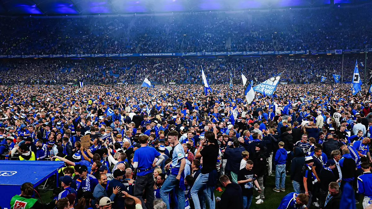 Der HSV kehrt dank des 6:1 gegen Ulm in die Bundesliga zurück. Nach Schlusspfiff gibt es für die Fans kein Halten mehr.